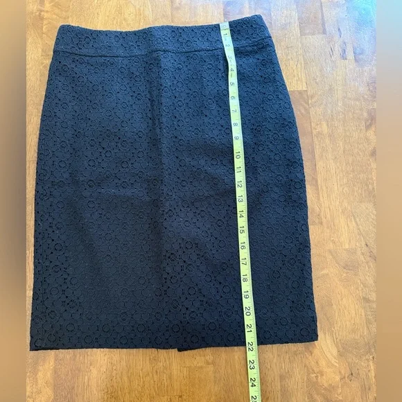 Banana Republic Pencil Skirt EUC size 4 black lace skirt - Picture 6 of 7
